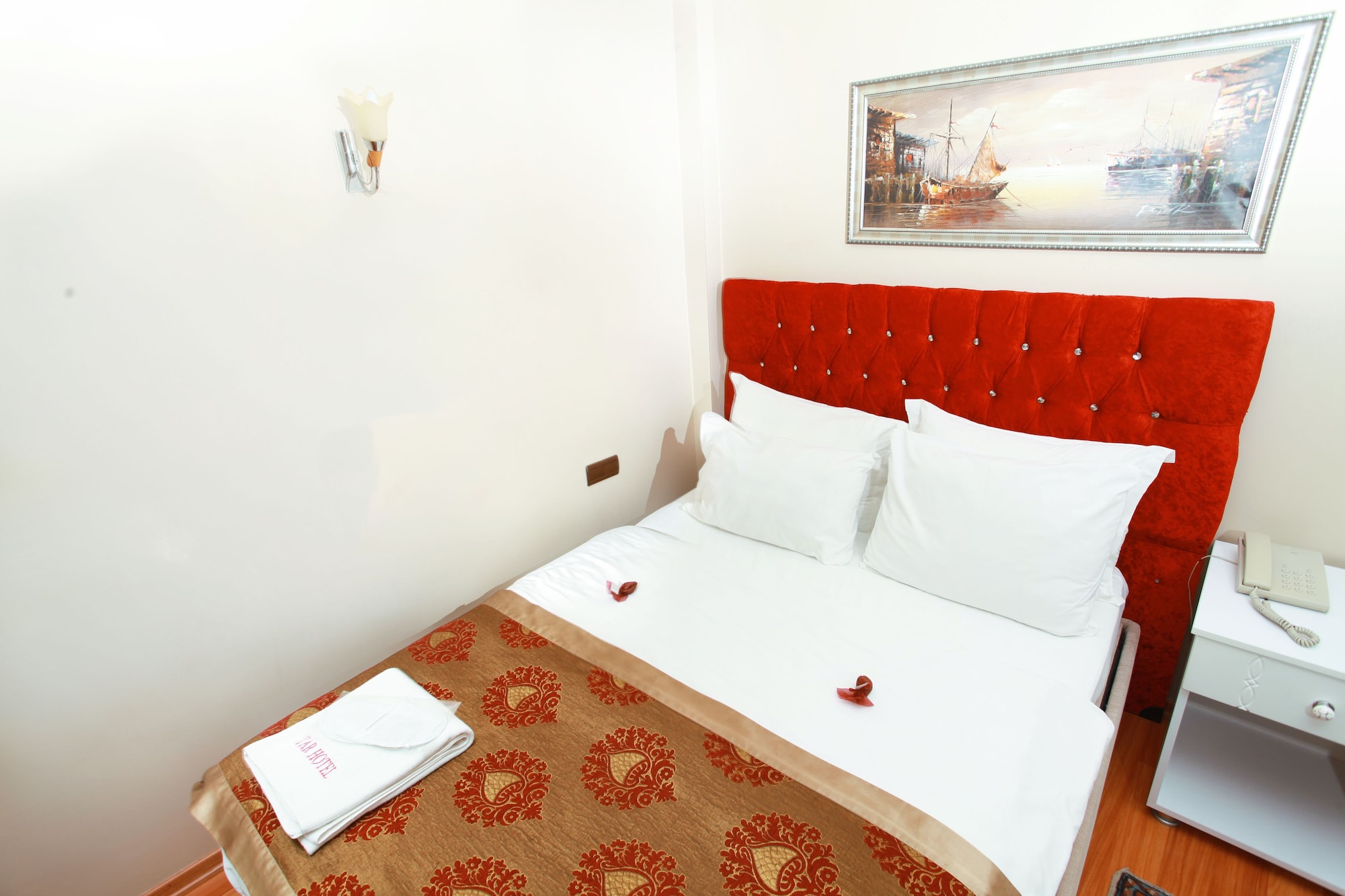 ROOM, DOUBLE BED