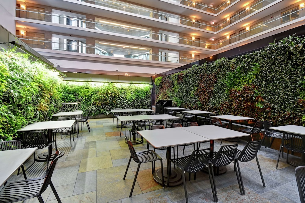 Embassy Suites by Hilton Chicago Downtown Magnificent Mile 38/53