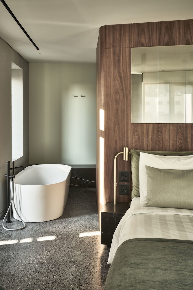 Perianth Hotel 15/61