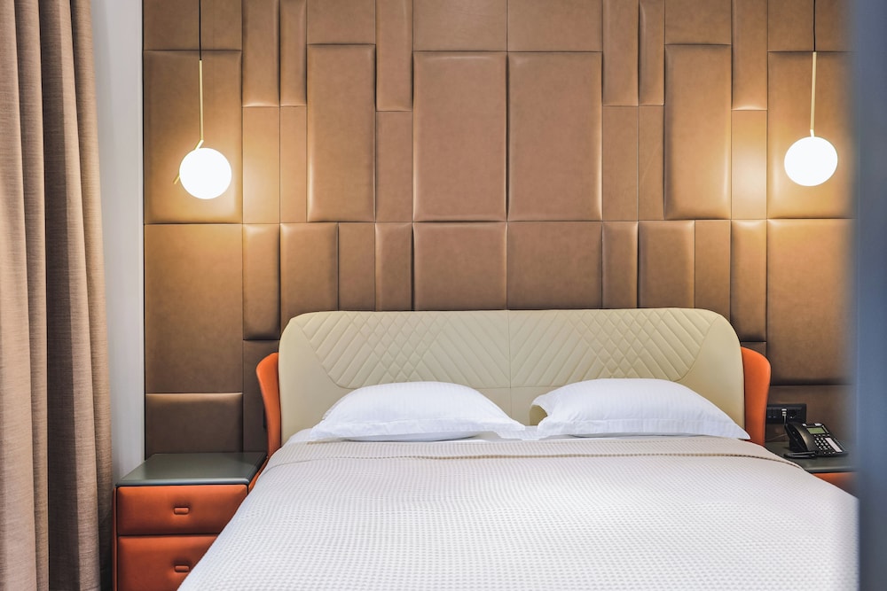 Superior, Queen Bed, City View