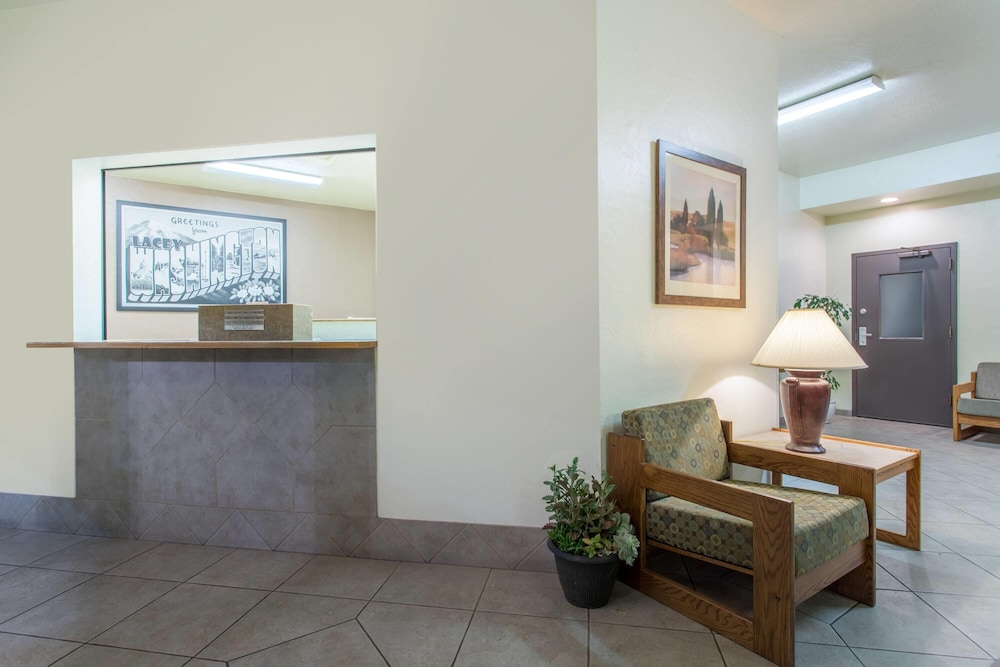Super 8 By Wyndham Lacey Olympia Area 6/52