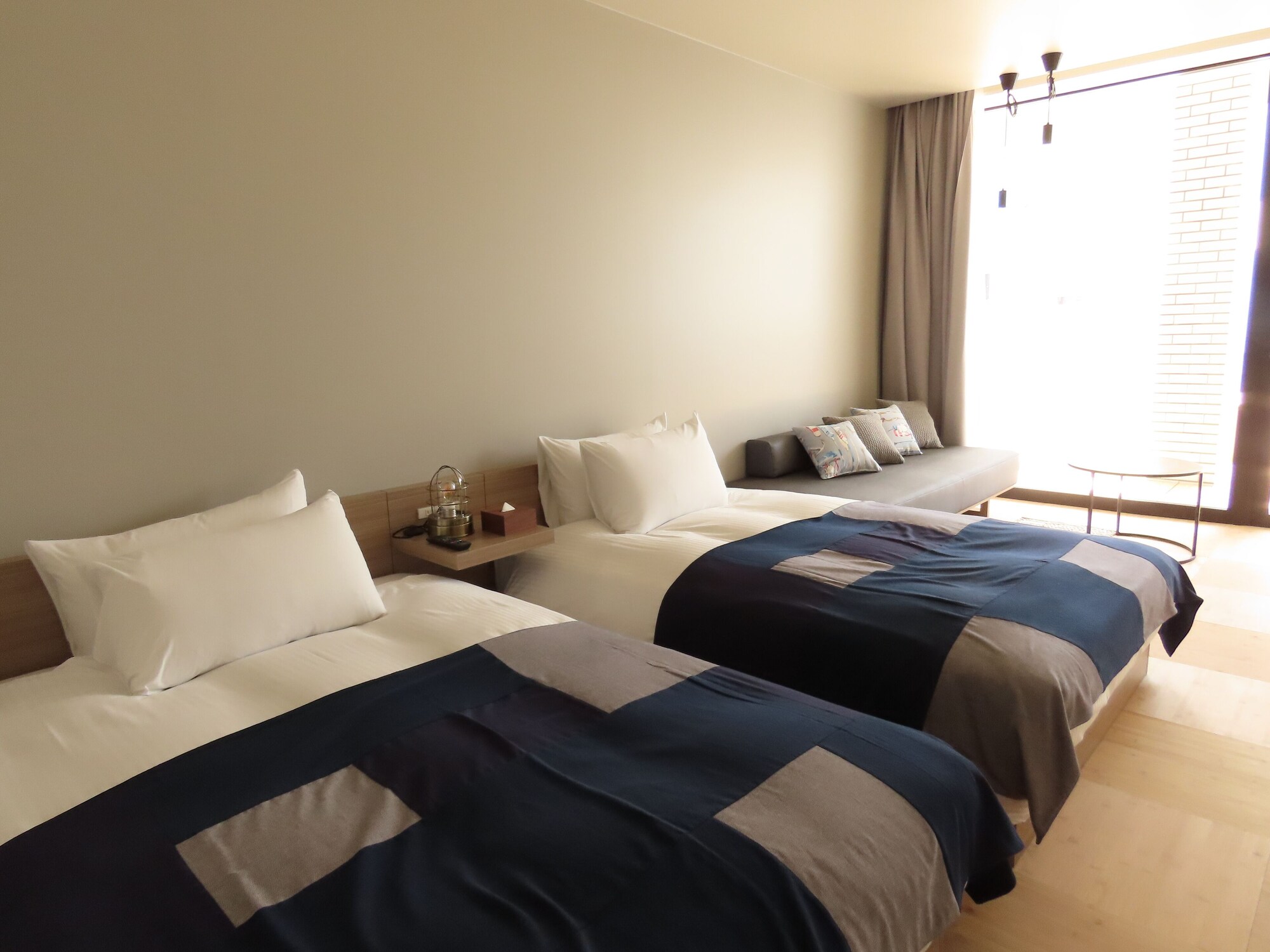 GARDEN, TWIN BEDS, SOFA