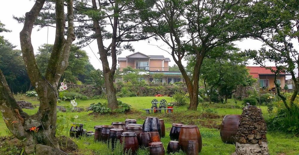 Jeju Gotjawal Geomoon Oreum Pension 38/50
