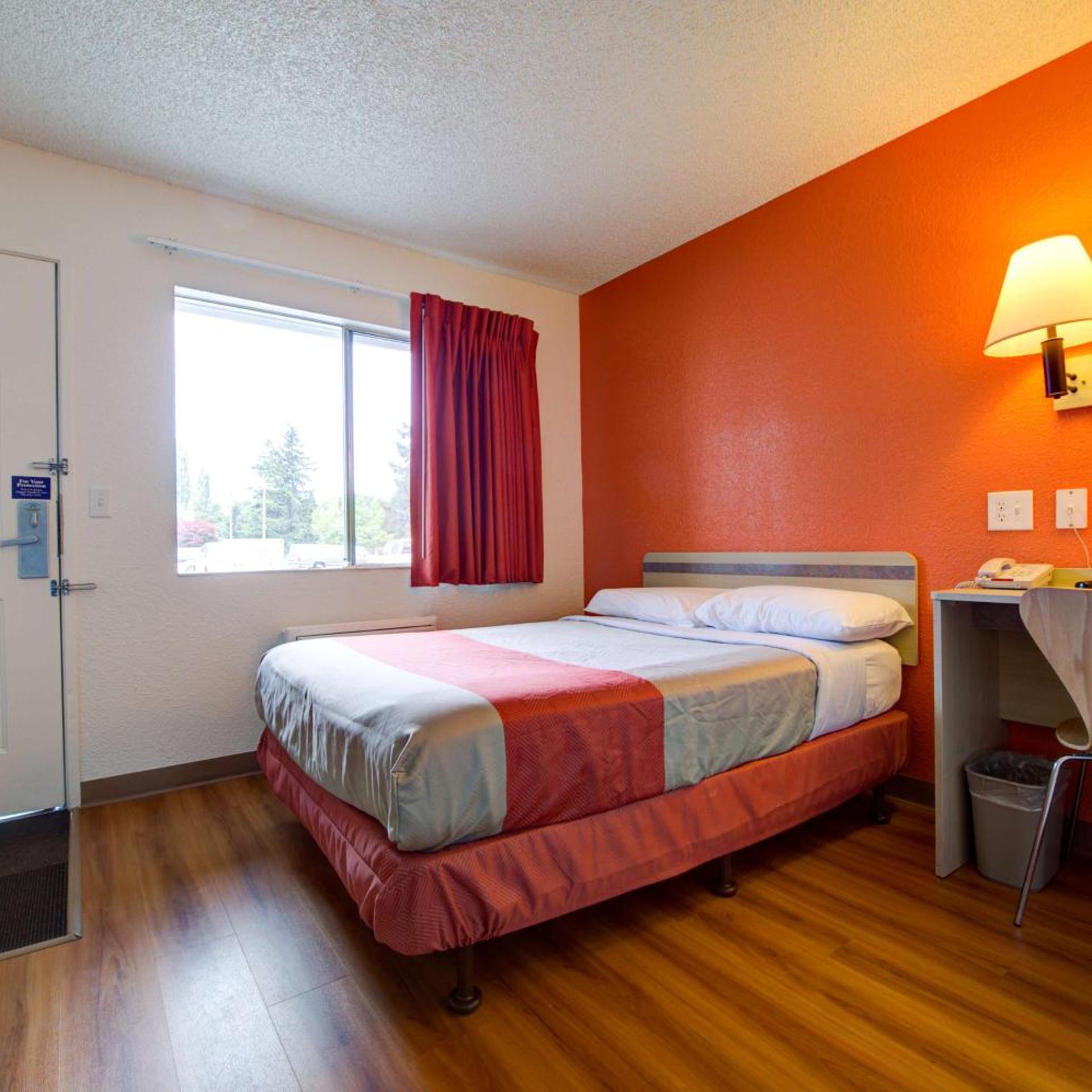 1 Queen Bed Micfridge، Motel6 Seattle, WA - Airport 6/10