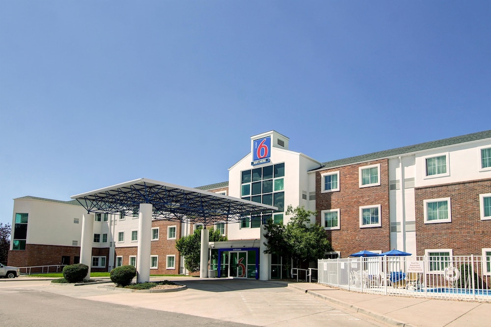 Super 8 by Wyndham Aurora East 17/23