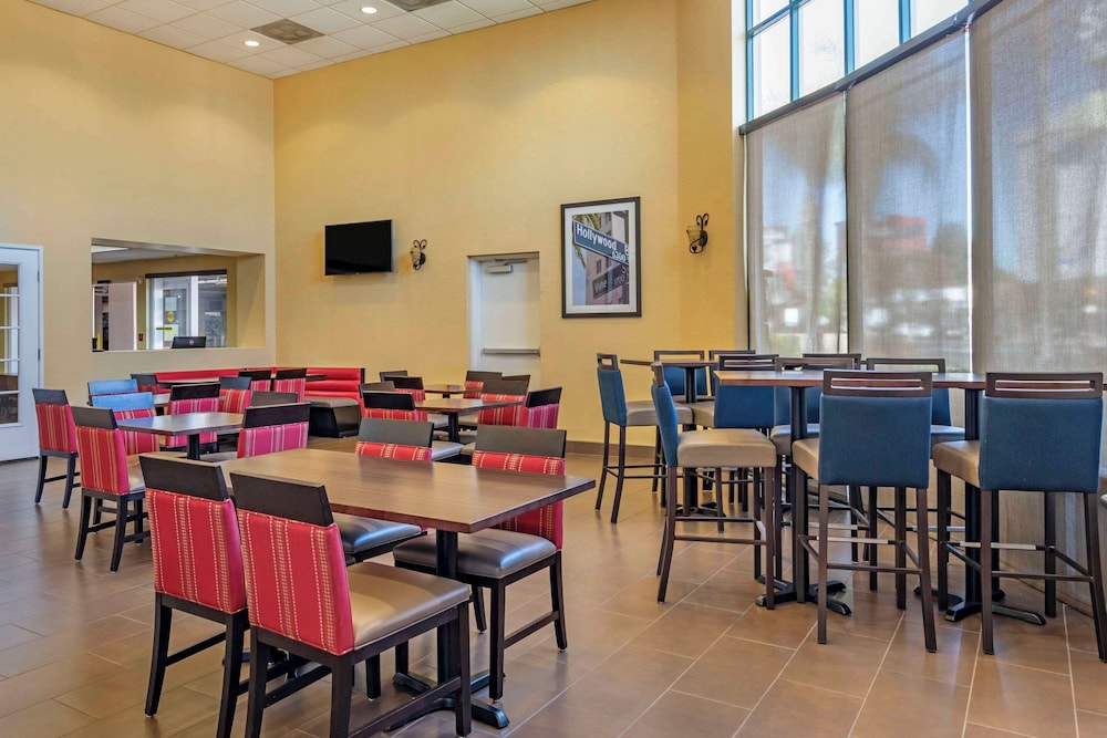 Comfort Inn & Suites Near Universal - N. Hollywood - Burbank 60/68