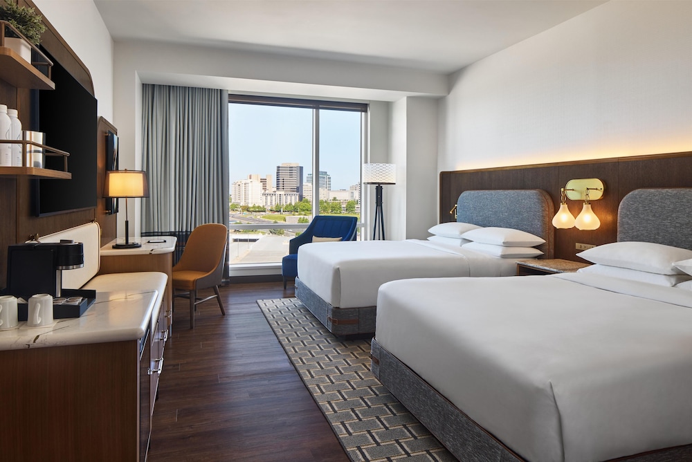 Room, 2 Queen Beds, Plaza View