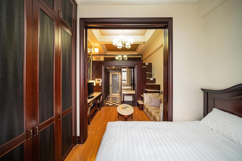 Standard, Queen Bed, No Parking