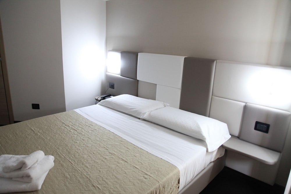 Hotel Sogni D Oro Airport Formerly Hotel Morgan 14/47