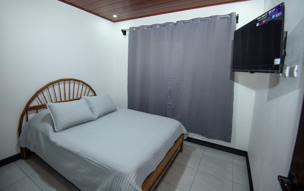 House, 1 Single and 2 Queen Beds