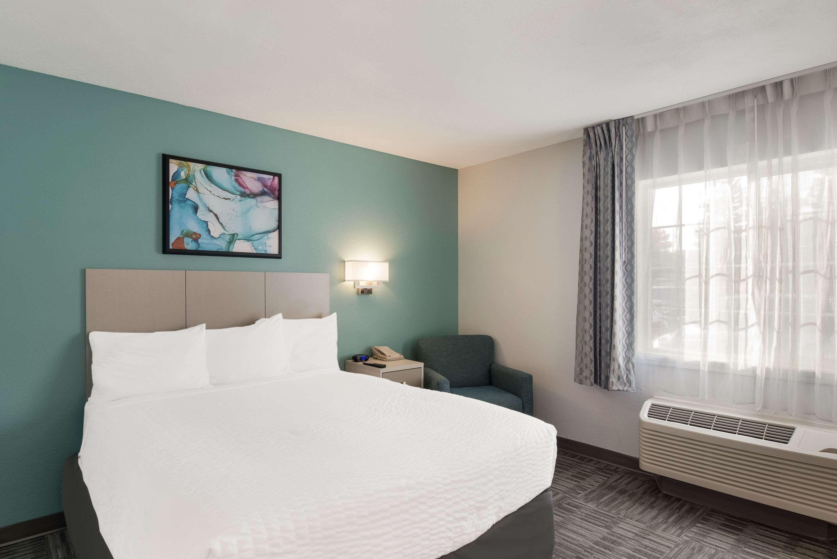 ROOM, QUEEN BED