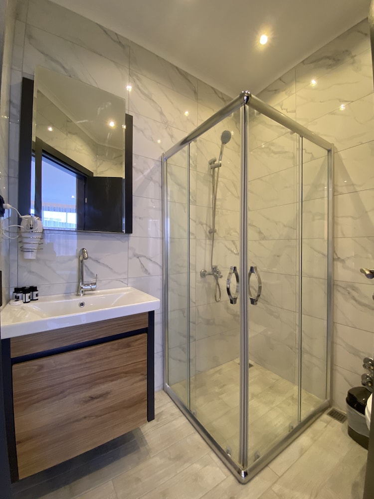 Roy Otel Akcay 6/50