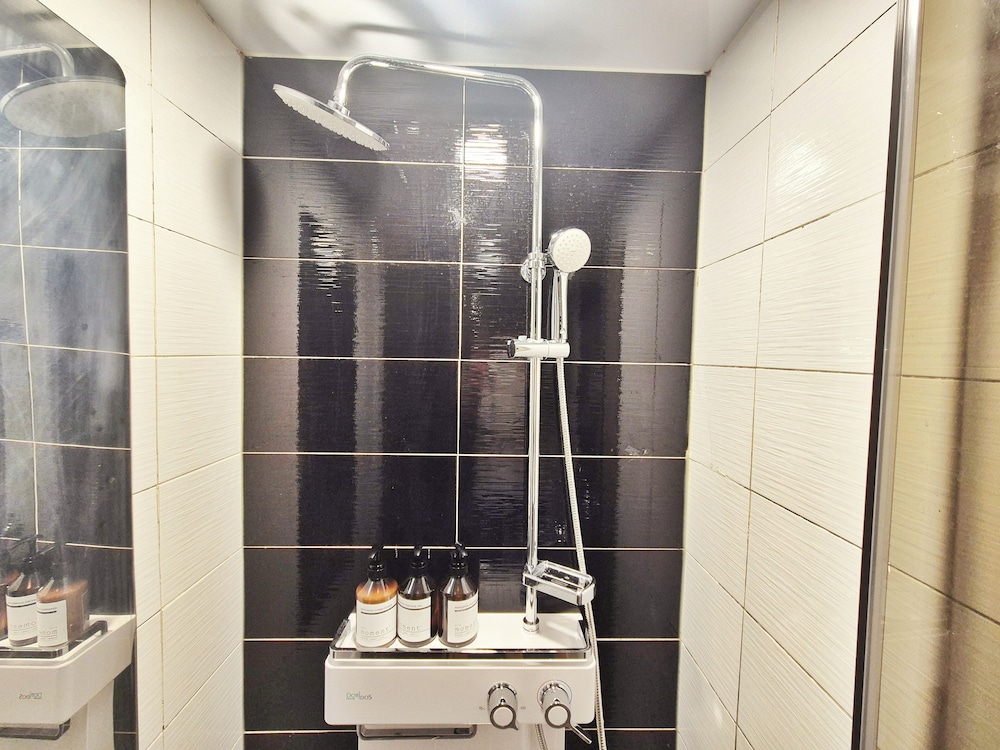 Mozzi Hostel 50/50