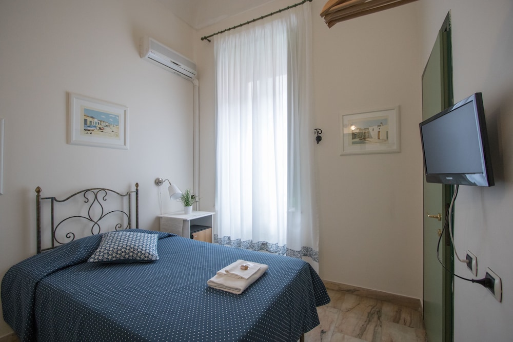 ROOM, SINGLE