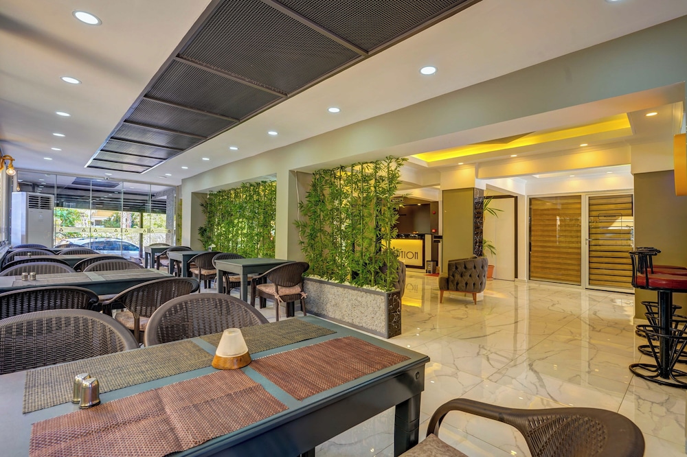 Miss Cleopatra Hotel 24/50