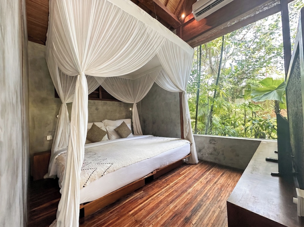 Deluxe, King Bed, Pool Access