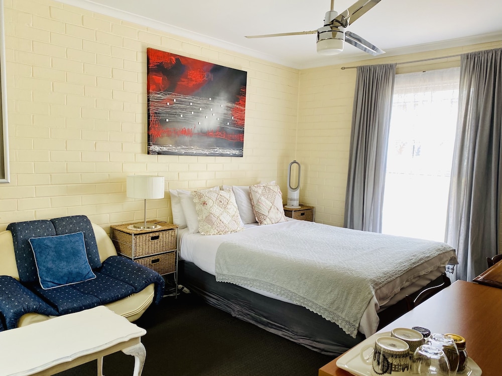 The Mews Motel 12/59