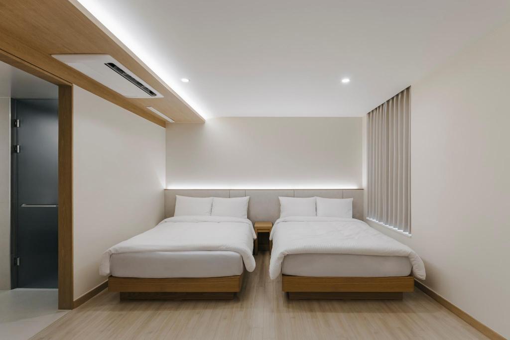 Grand, Twin Beds, No Window