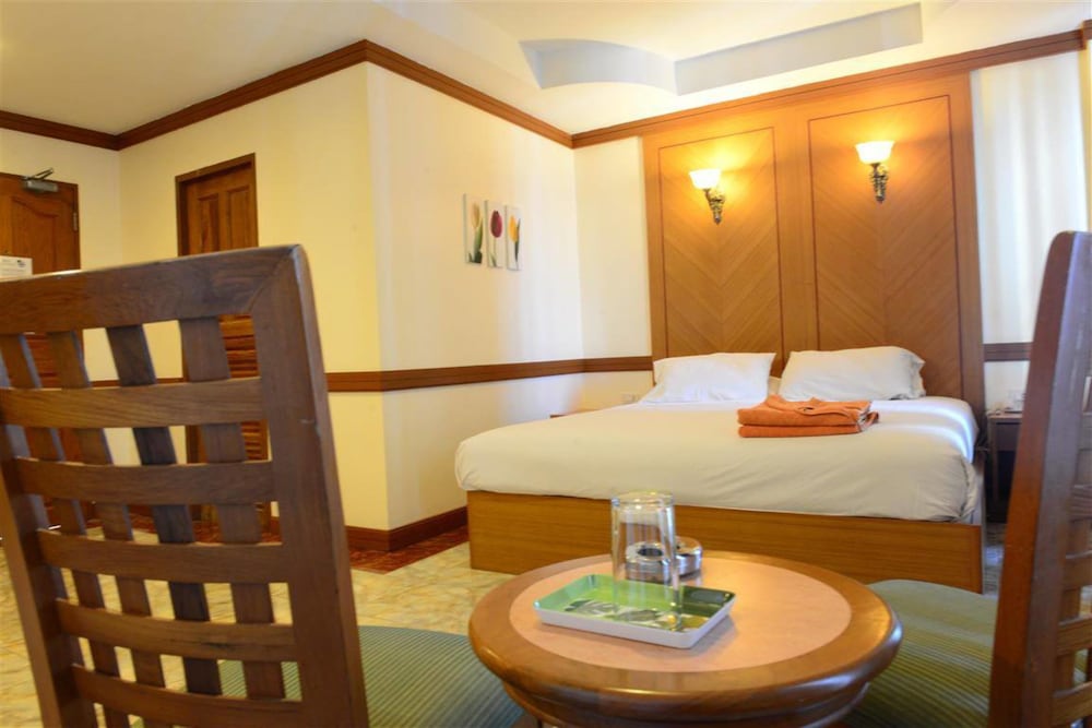 P 72 Hotel Bar 20/50