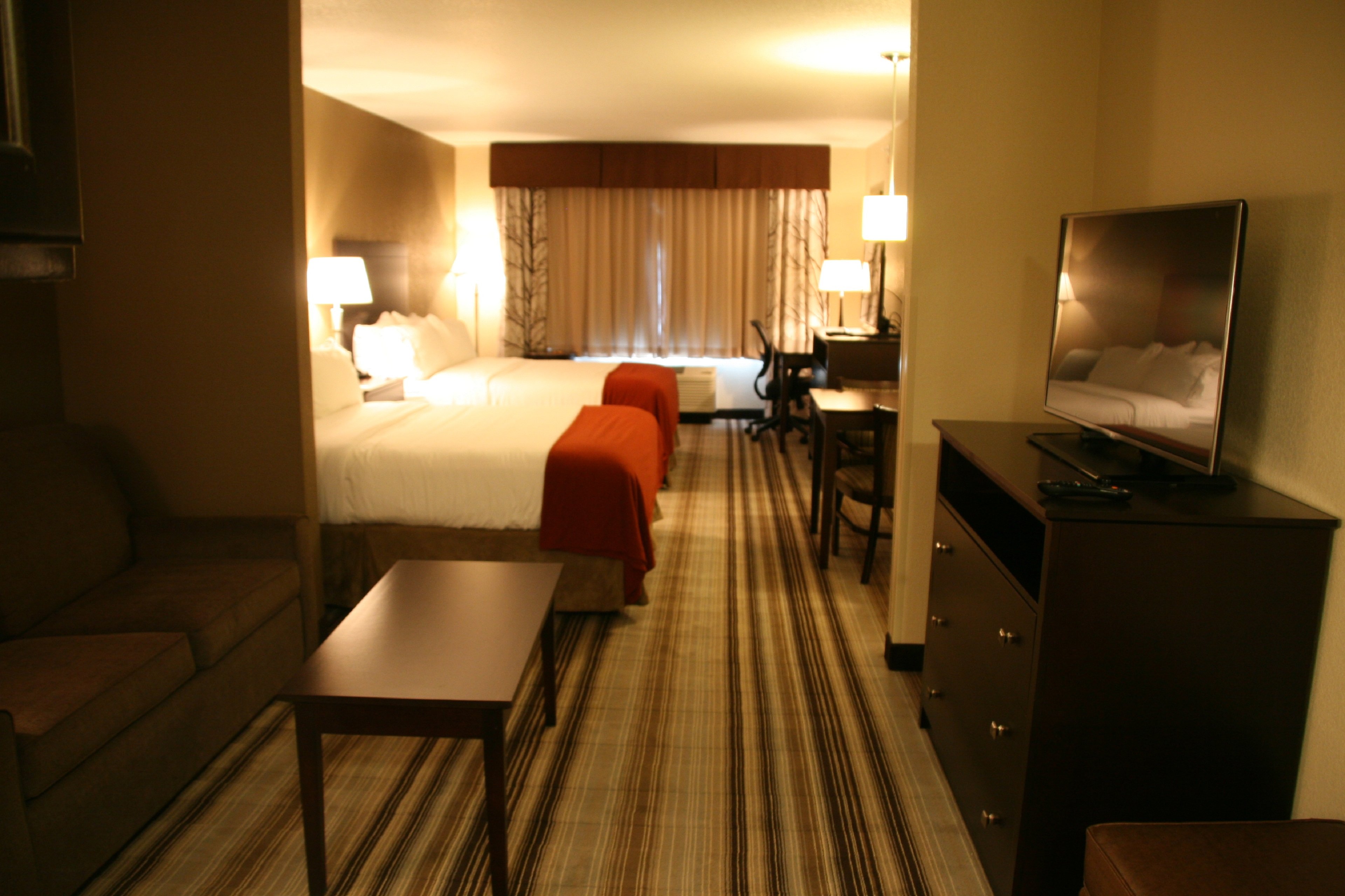 Holiday Inn Express Suites Nevada 65/66