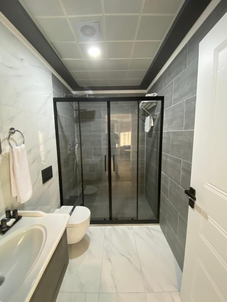 Nenessa Hotel 20/20