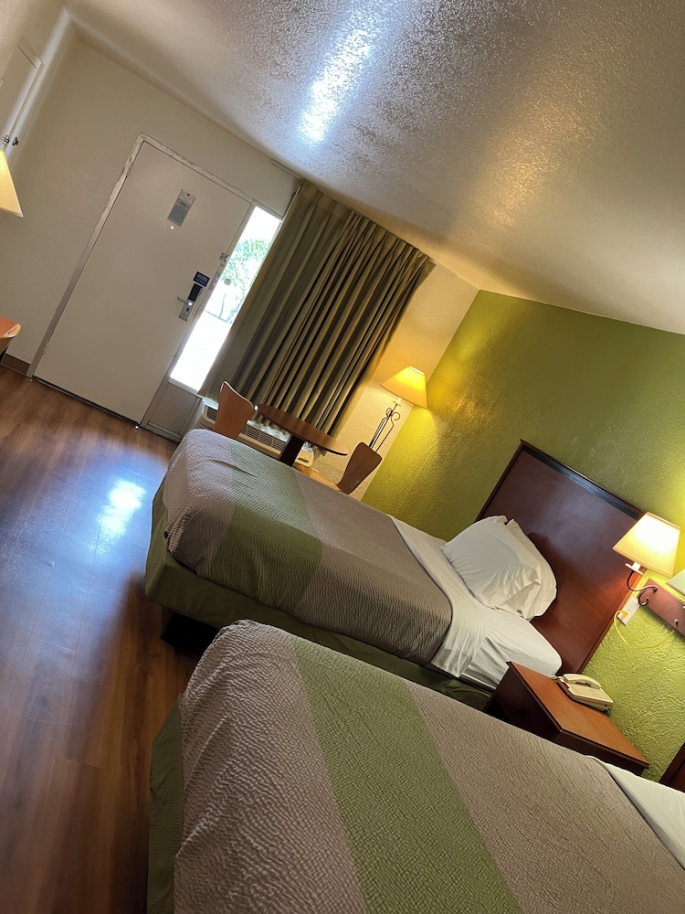 Econo Lodge Sonora, TX 25/60