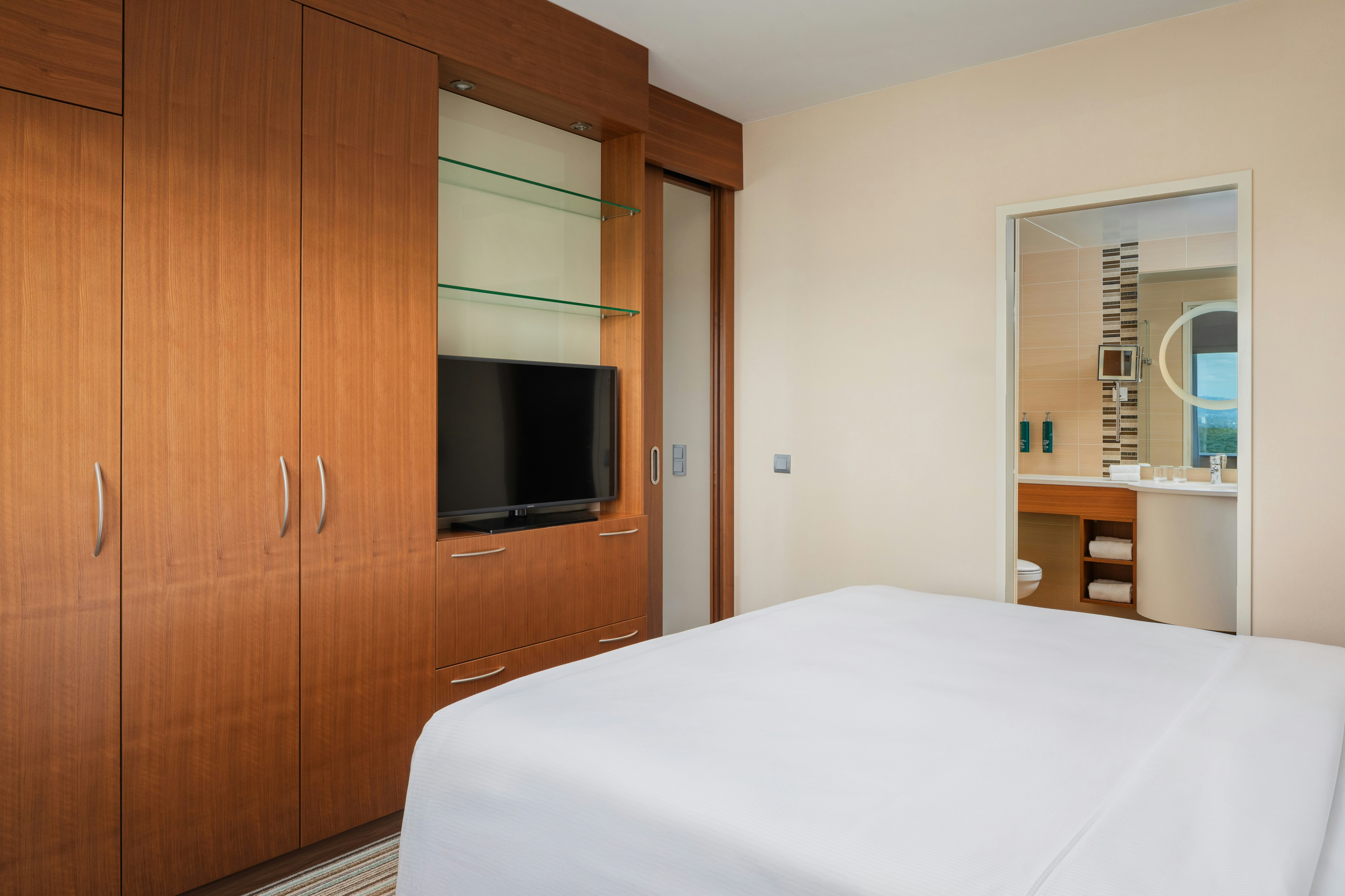 JUNIOR SUITE, KING BED