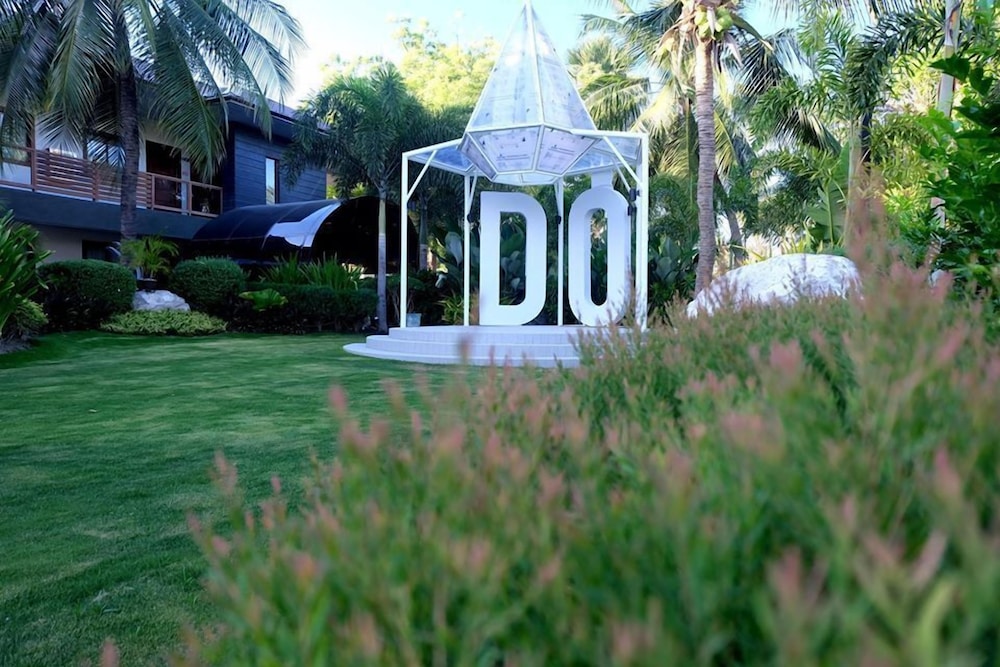 London Beach Resort And Hotel 20/24