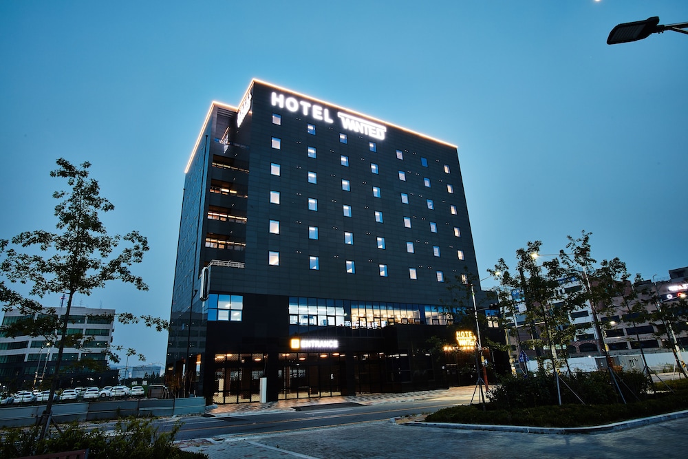 Hotel Wanted 3/70