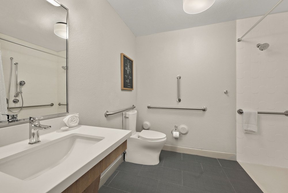 Suite, Queen Bed, Sofa, Accessible, Sonesta Simply Suites Birmingham Hoover 8/10