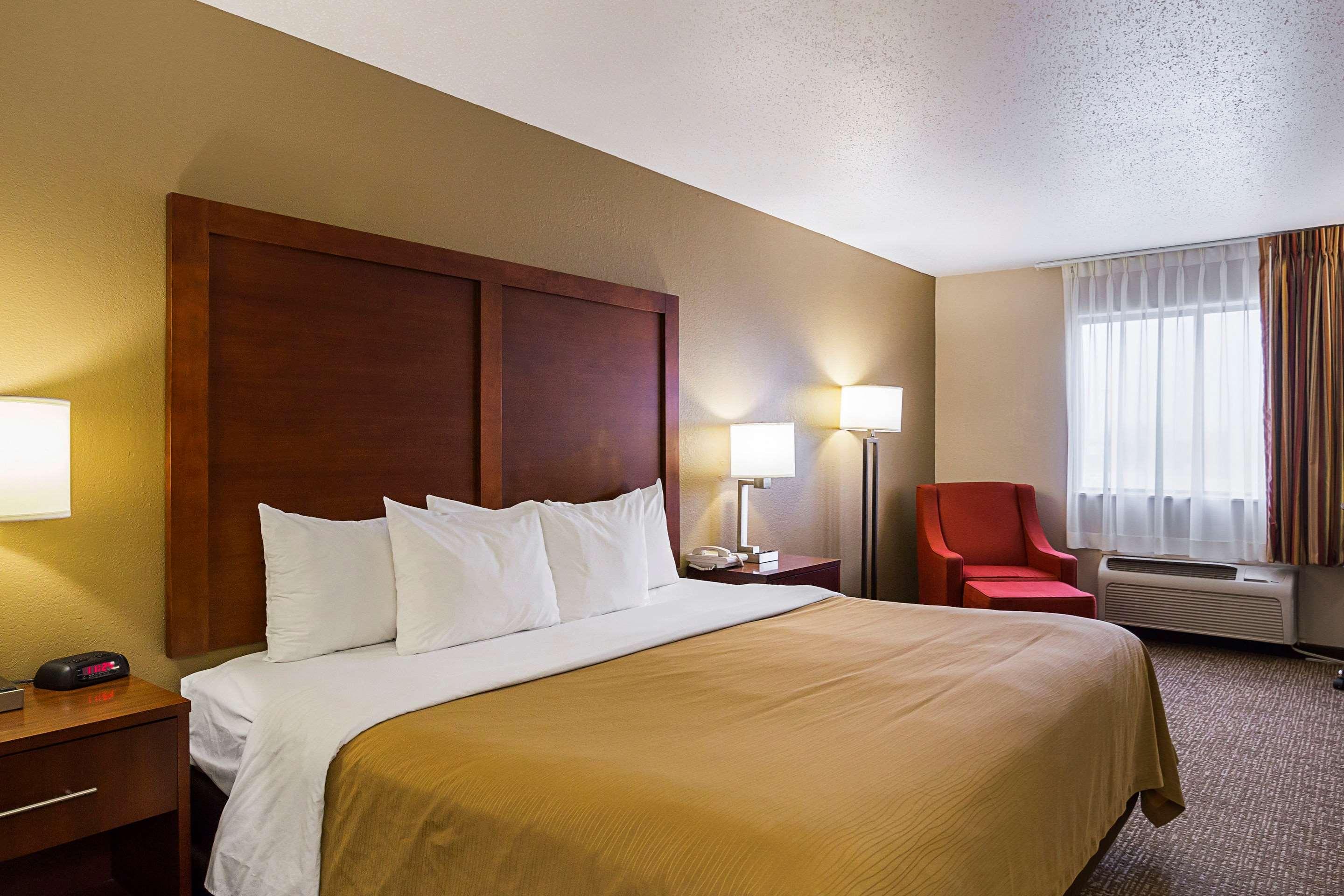 غرفة بسرير مزدوج، Quality Inn Waverly IA 4/9