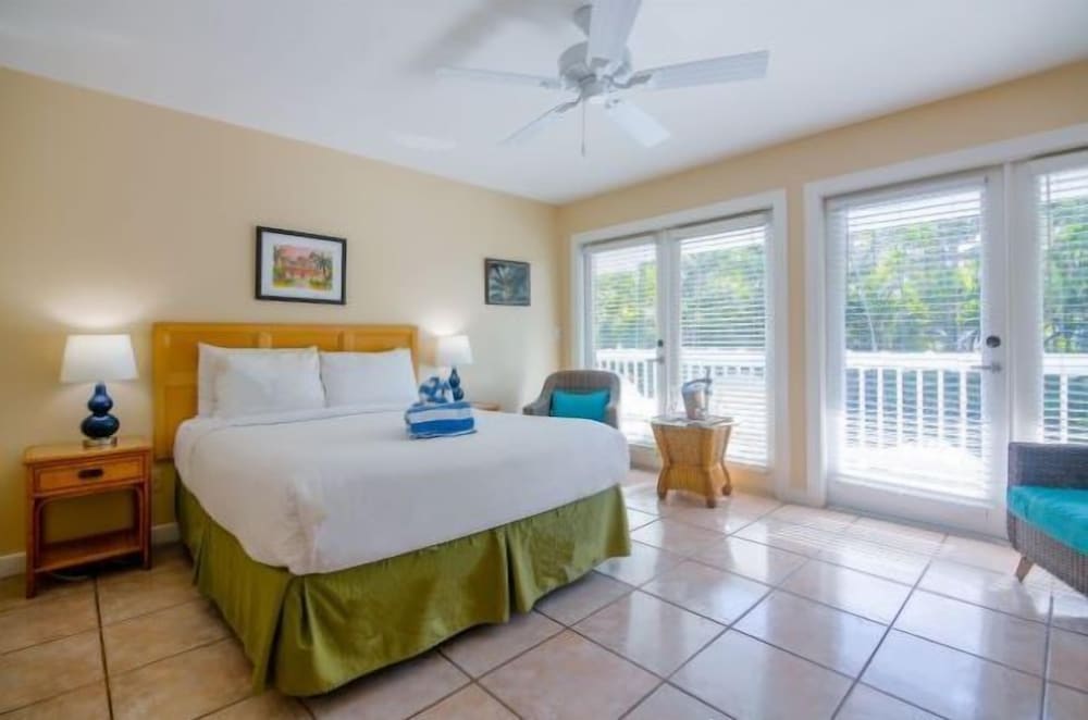 Standard, Queen Bed, Pool Side