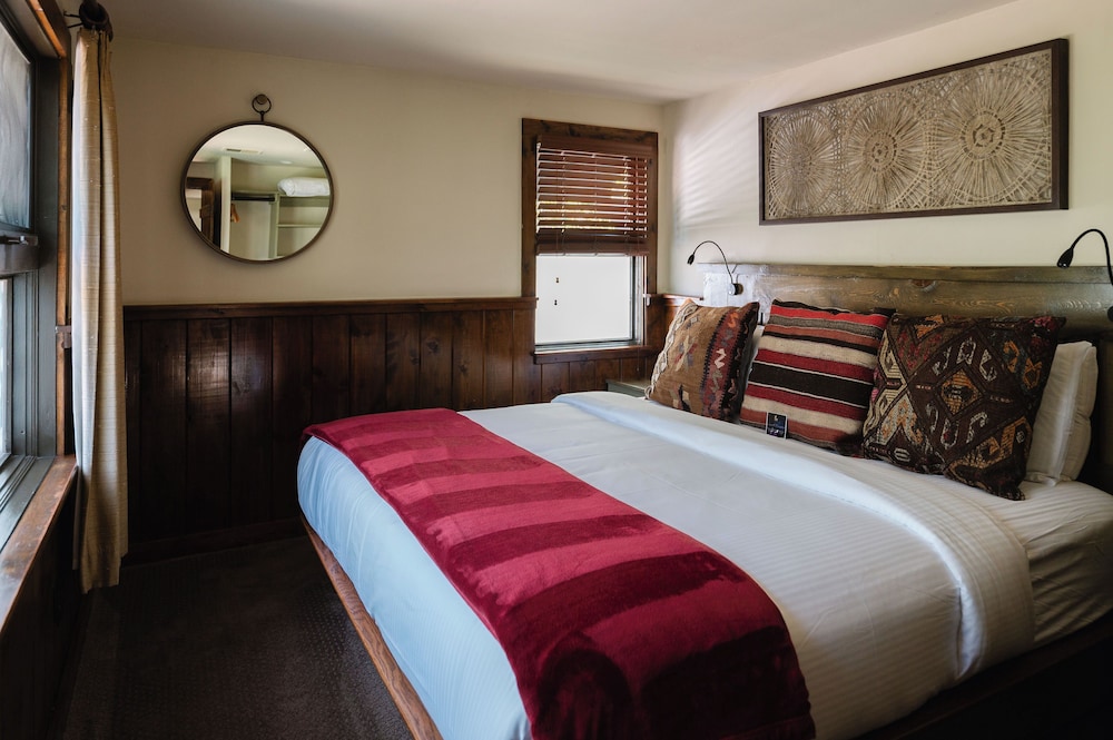 Highland Haven Creekside Inn 12/50