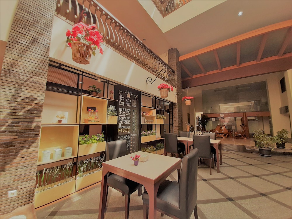 The Palais Dago Hotel 45/55