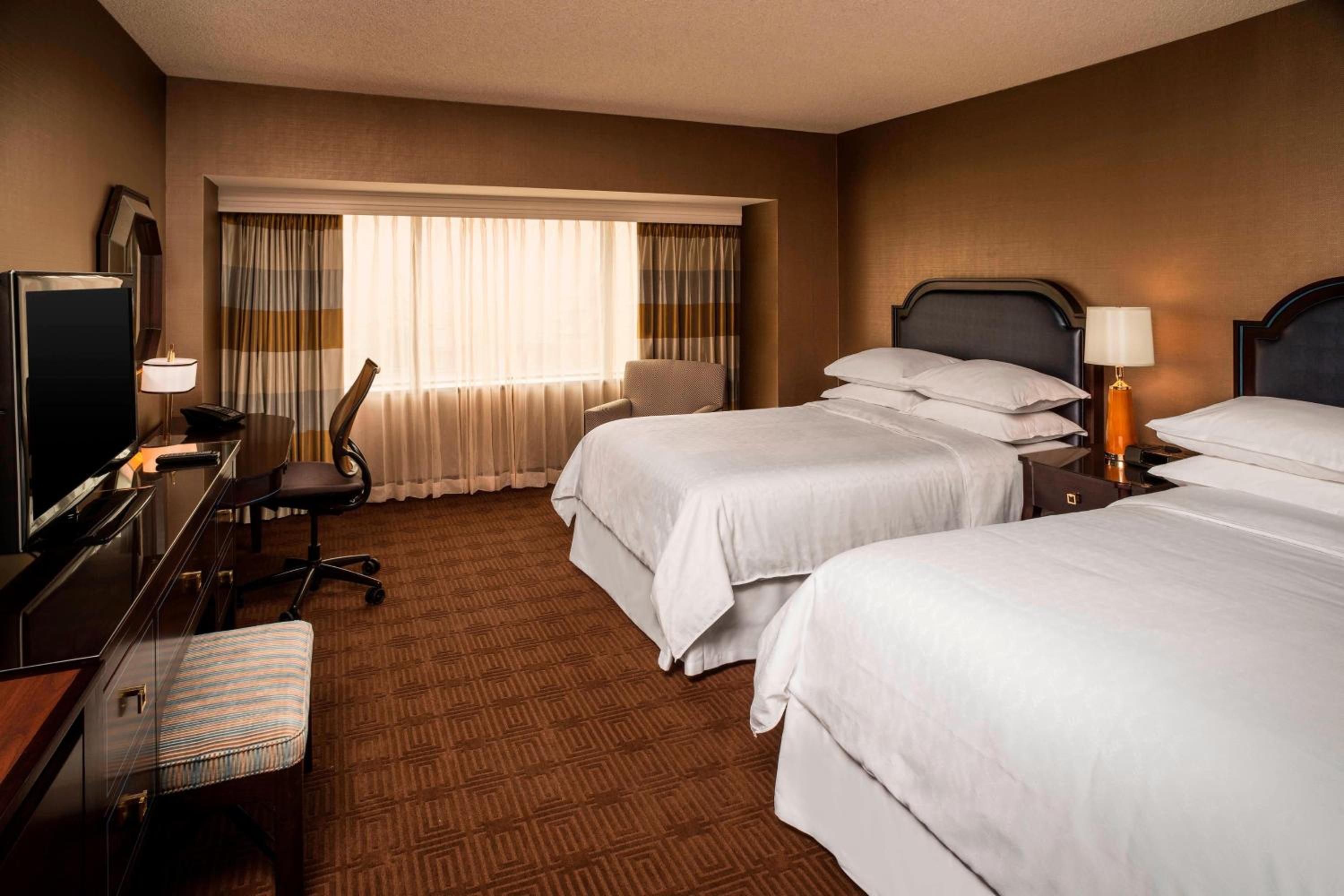 Guest Room, 2 Double Beds, Capitol View, Sofa