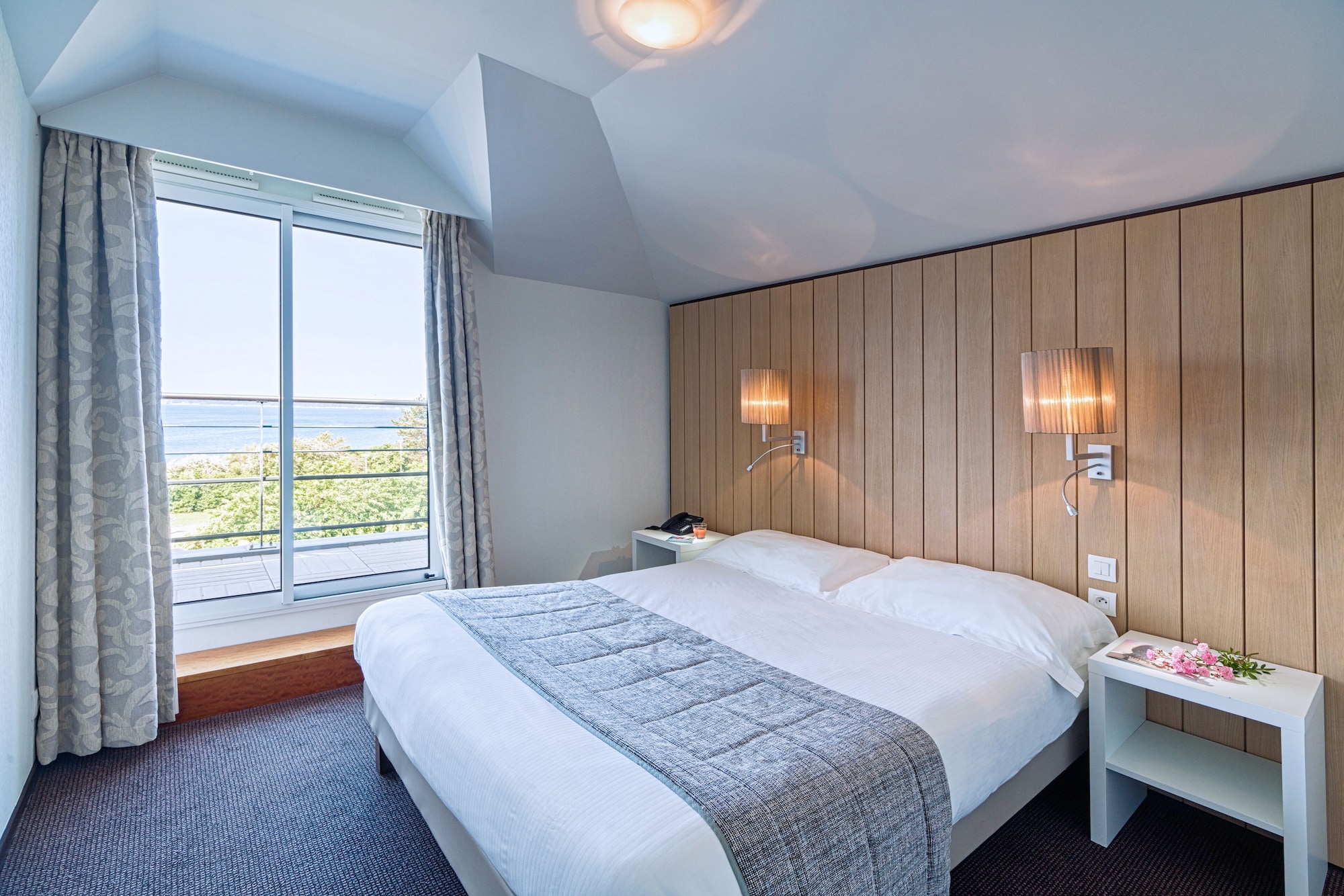 Junior Suite, Queen Bed, Lateral Side Sea or Sea View, Sofa