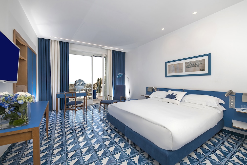 DELUXE, DOUBLE BED, SEA VIEW