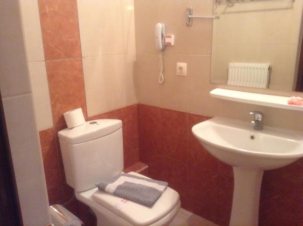 Kosta-Famissi Hotel 43/45