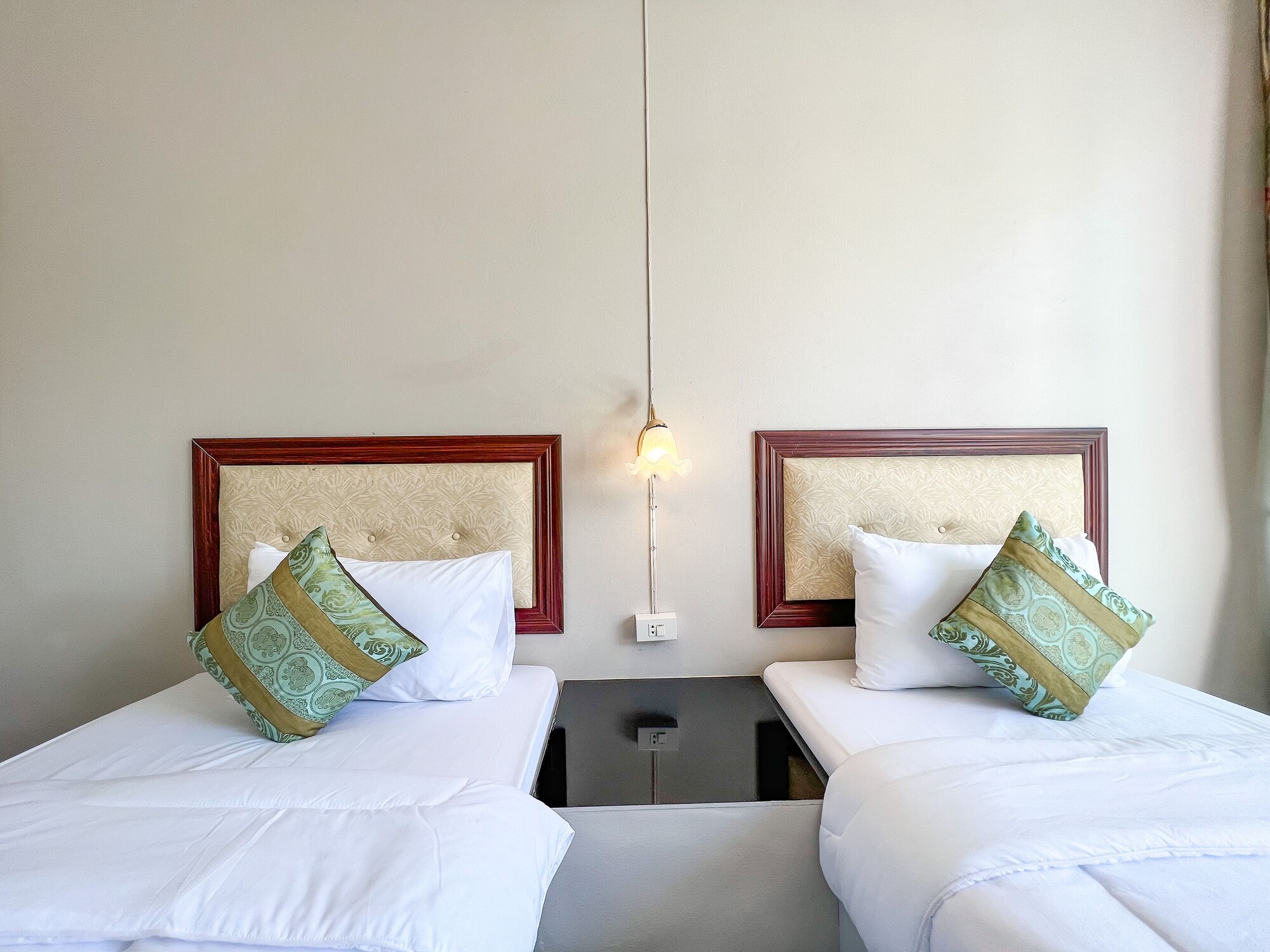 DELUXE, TWIN BEDS