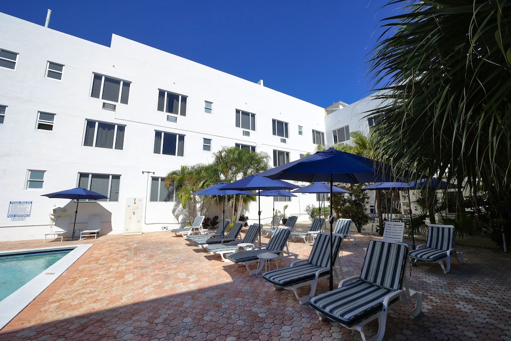 Tropics Hotel And Hostels 40/49