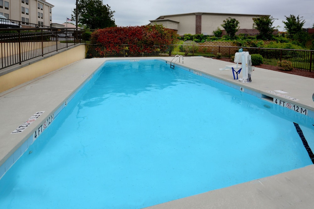 Holiday Inn Express & Suites Greensboro - (I-40 @ Wendover) 3/48