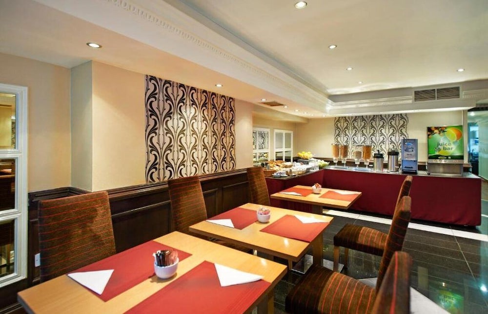Royal Eagle Hotel 55/66