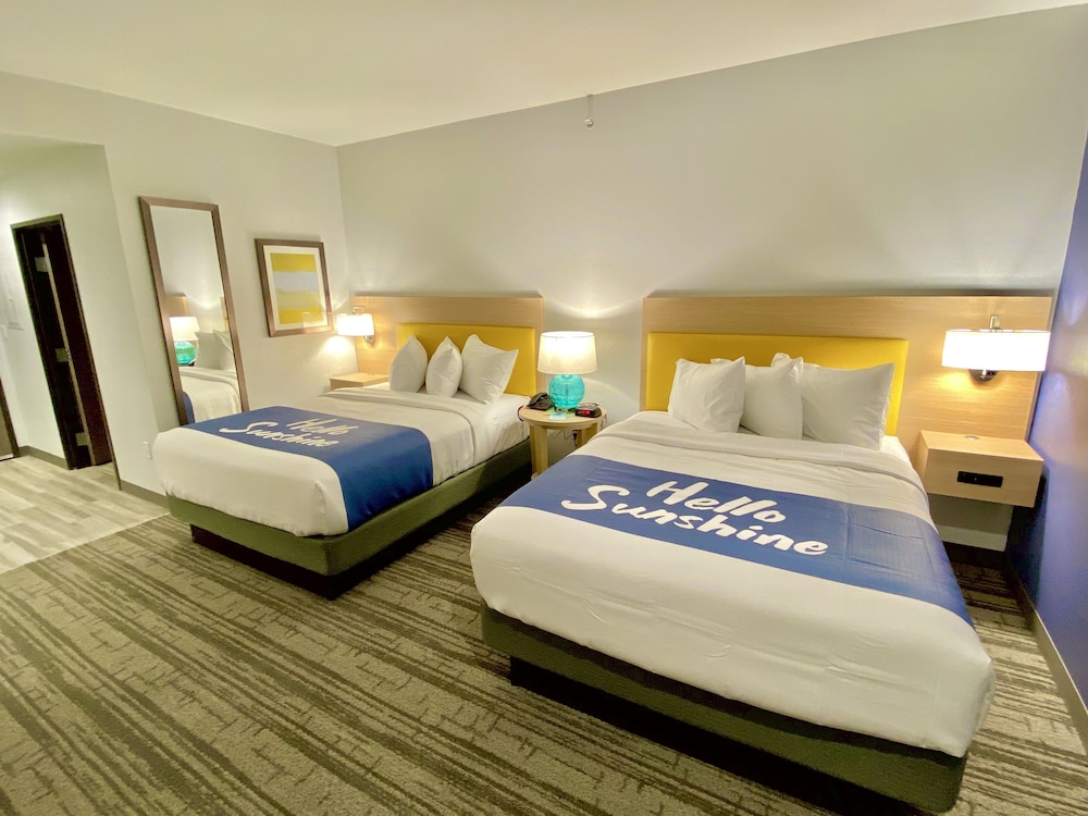 Days Inn & Suites By Wyndham Beaumont West / I-10 & Walden 20/47