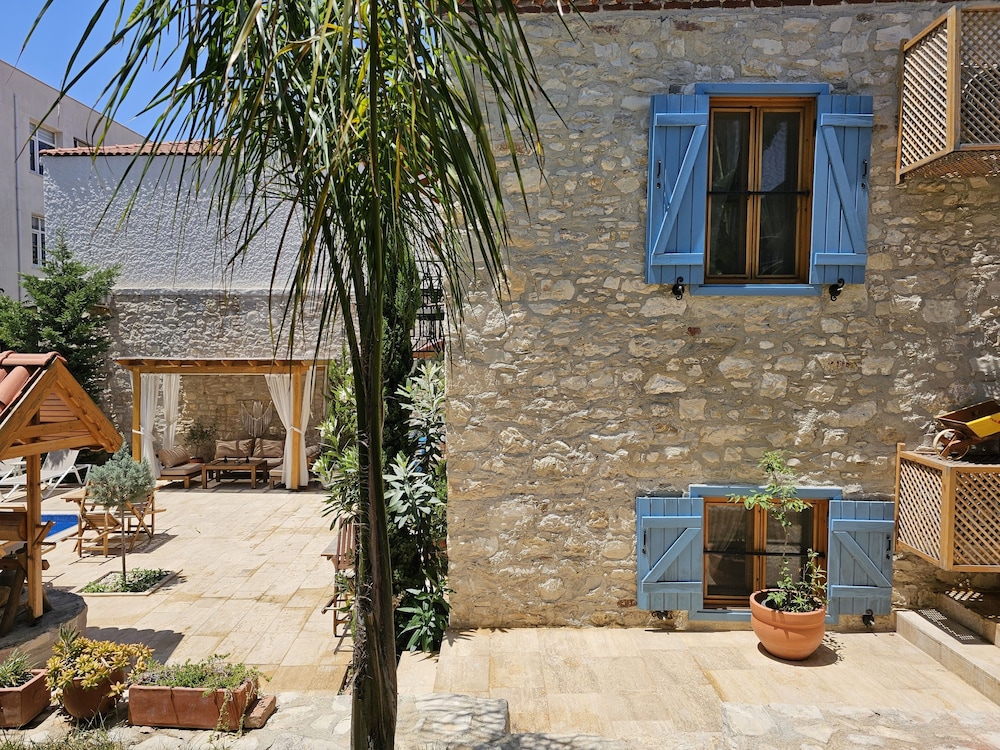 Kugu Urla Otel 46/50