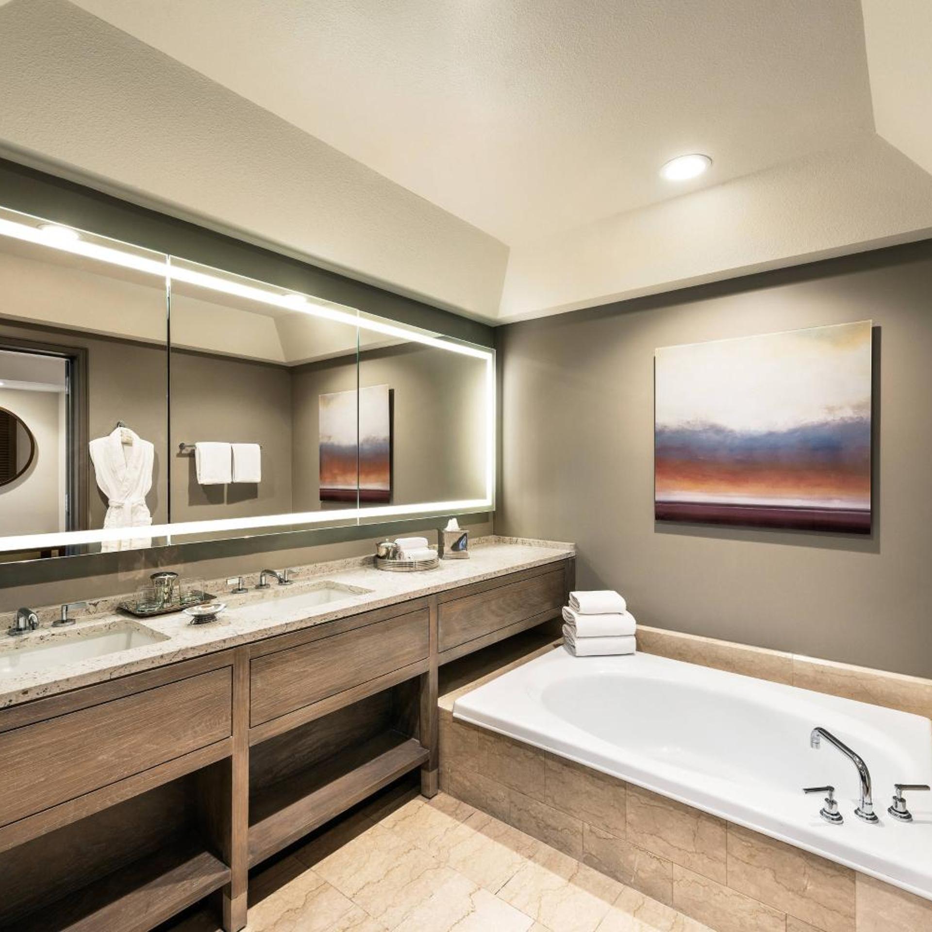 غرفة سوبيريور بسريرين كوين بحوض استحمام لذوي الإعاقة، The Phoenician A Luxury Collection Resort 6/6