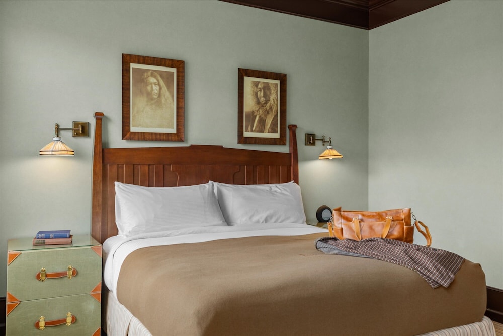 BOUTIQUE, SINGLE, QUEEN BED