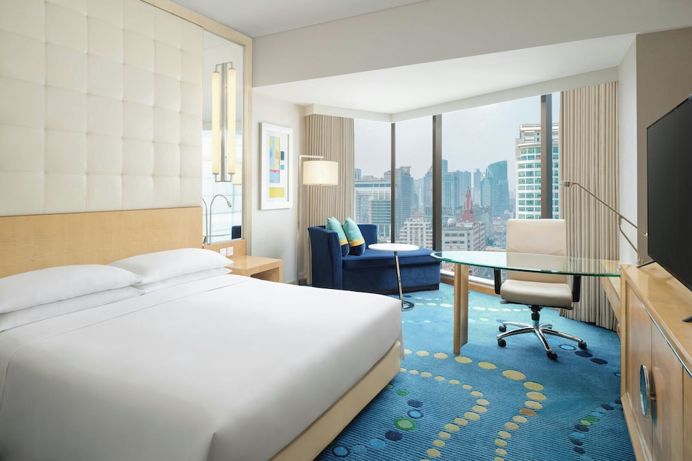 Room at Renaissance Shanghai Yu Garden Hotel, SHANGHAI
