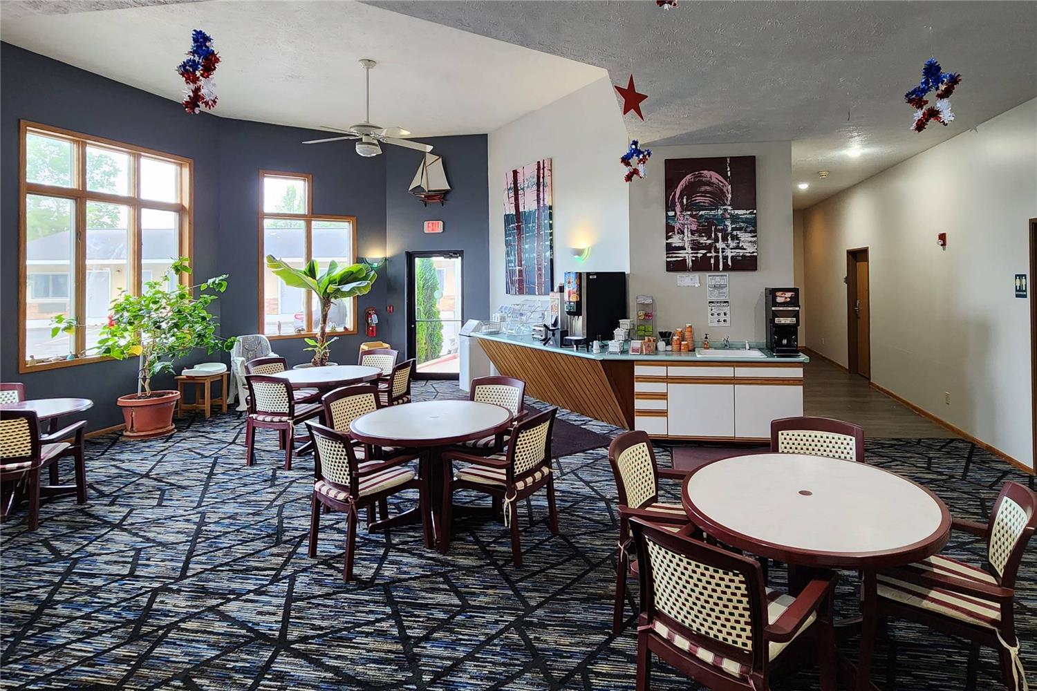 Econo Lodge Lakeshore 9/14