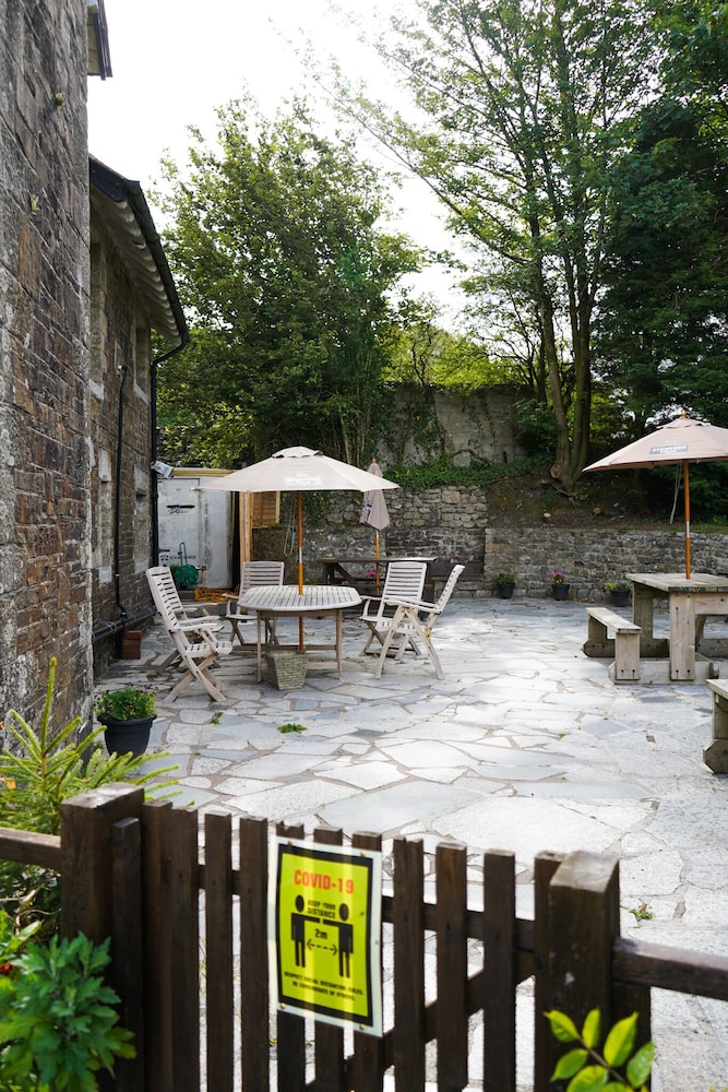 The Fox &amp; Hounds Hotel 33/36
