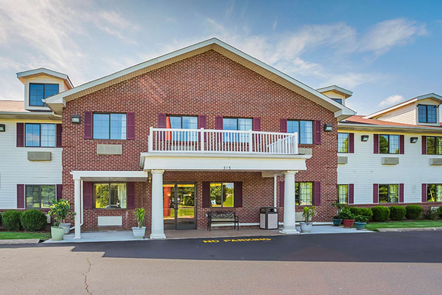 Econo Lodge Inn and Suites Ripley 1/14